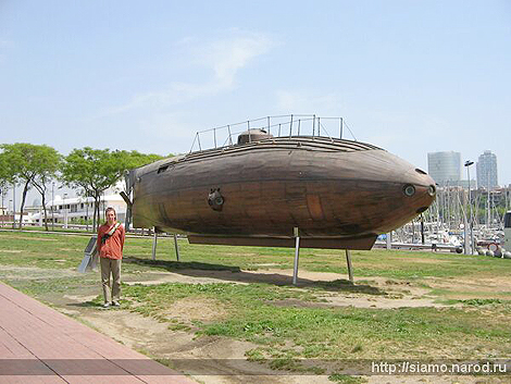Макет      первой подводной лодки, вышедшей из порта Барселоны 