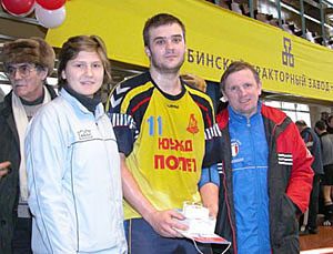 Михаил  Проломов (в центре)