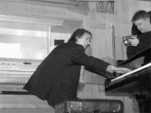 Органист из Германии Давид Тимм всех влюбил в себя. Он может одновременно играть на рояле и органе